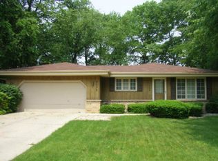 8032 W Beacon Hill Dr, Franklin, WI 53132