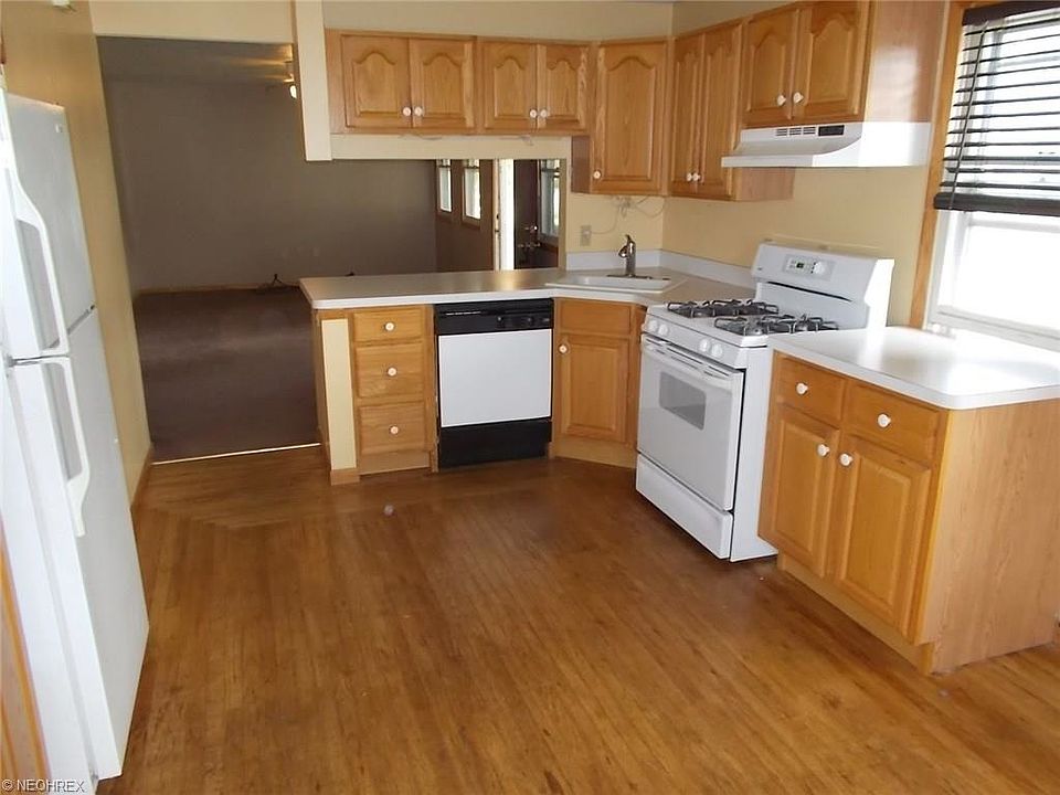 2nd image of 768 Decatur St