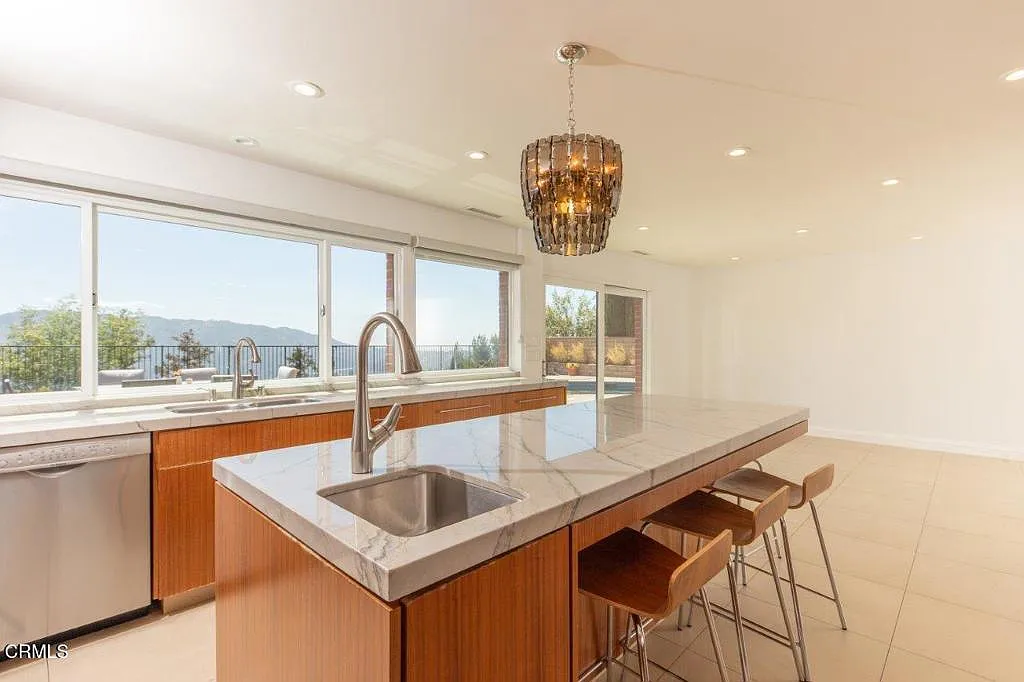 3 bed, 2.5 bath, 2298 sqft, $6,850 — Photo 3