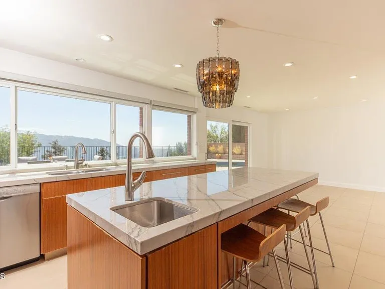 2906 Hawkridge Dr — Photo 3