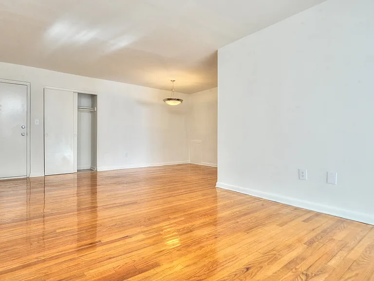 Montrose Manor — Photo 12