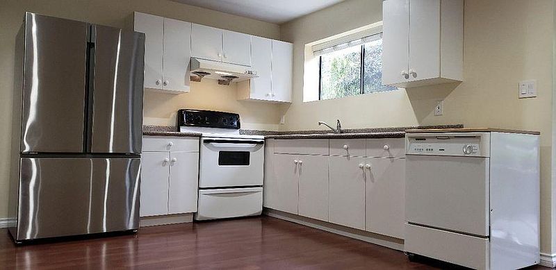 North Vancouver House for rent - 3 Bedrooms — photo 2