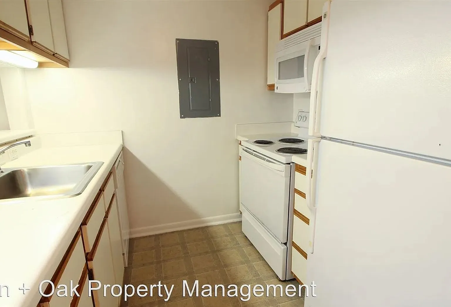 Room in 4 Bedroom Home at Collegiate Cir — Photo 3