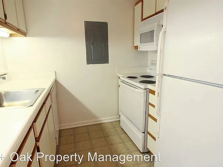 1431 Collegiate Cir #204 — Photo 3