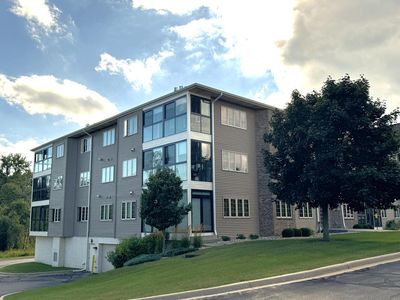 291 Oconomowoc PARKWAY #302-2, Oconomowoc, WI, 53066