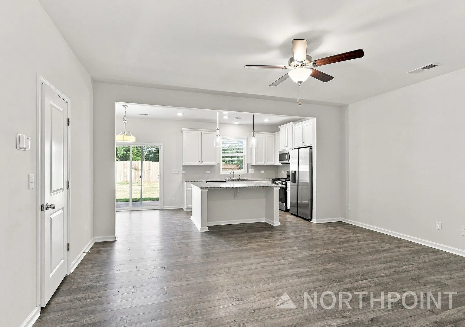 3 bedroom townhome available now! — Photo 2