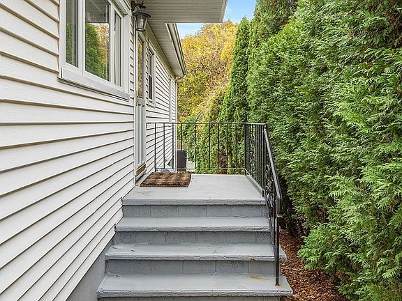 4th image of 15 Orleans Ave