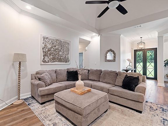5th image of 105 Castle Creek Dr