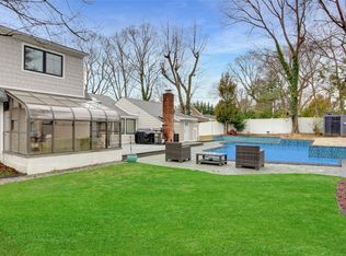 77 Dogleg Ln, Roslyn Heights, NY 11577