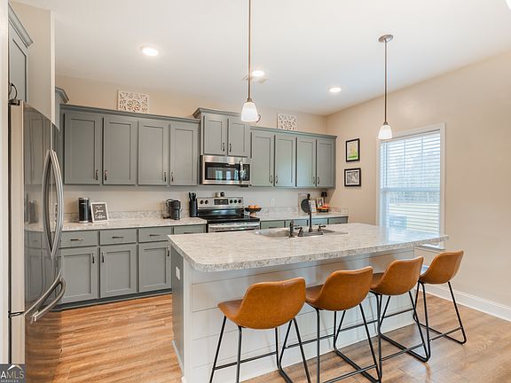 3rd image of 405 Pivot Point