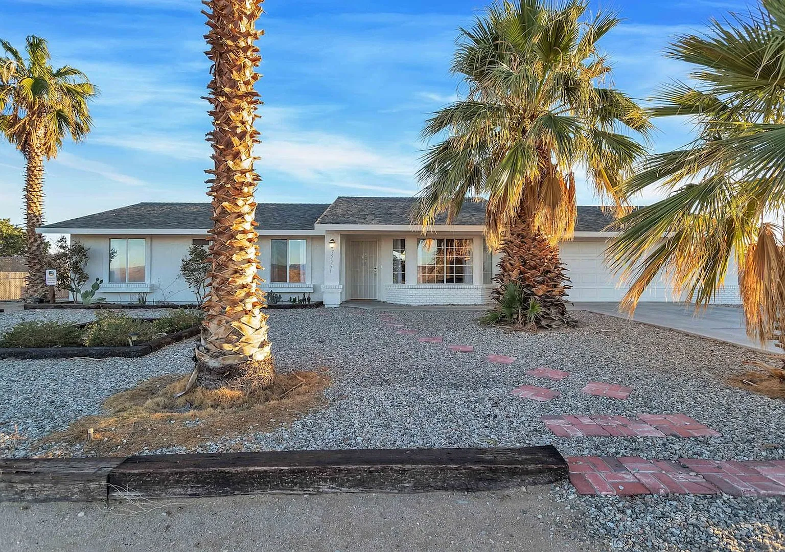 A Fully Furnished 3 Bedroom With Desert Mountain Views — Photo 2