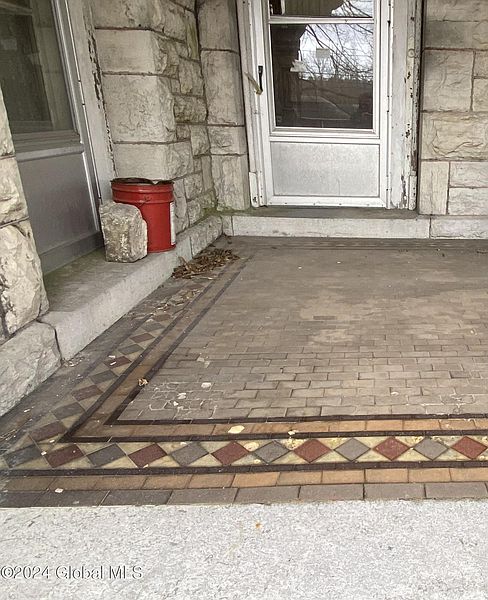 4th image of 132 W Grand Street