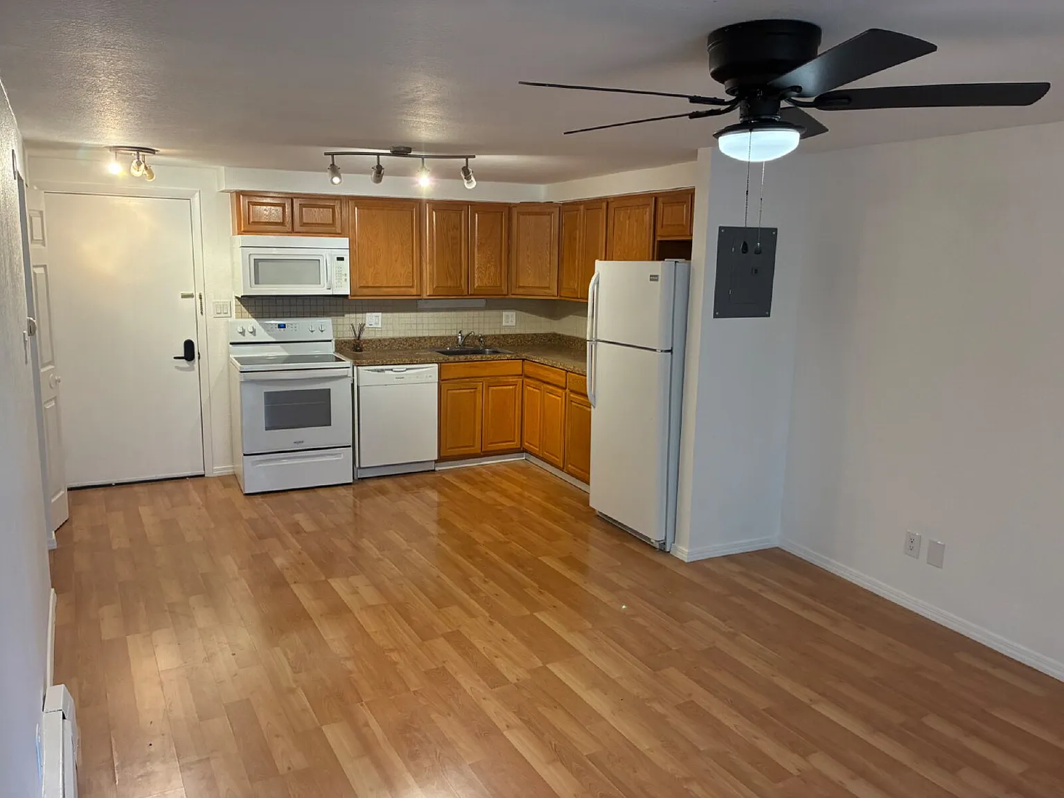 1 bed, 1.0 bath, 601 sqft, $1,200 — Photo 2