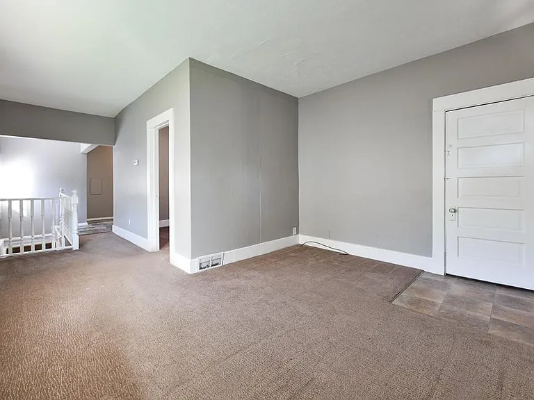 4522 S 40th St — Photo 3