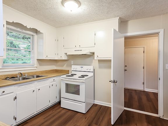 4th image of 28 Kay Dr