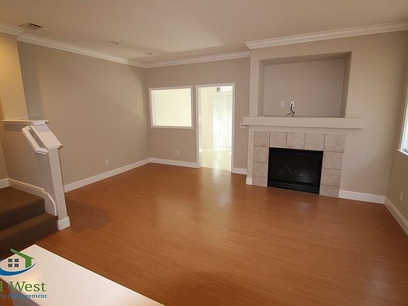 2nd image of 390 Oleander Dr