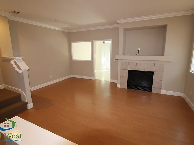 390 Oleander Dr — Photo 2