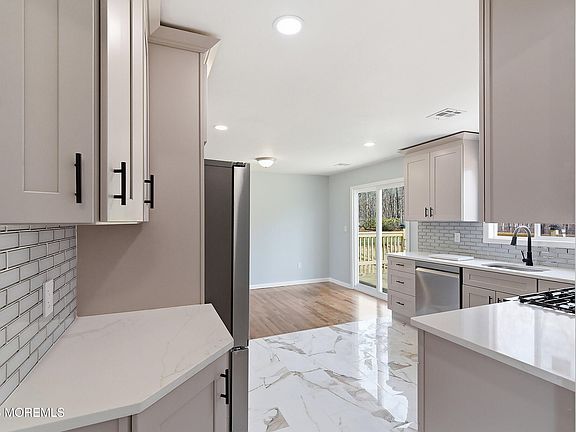 4th image of 39 Blue Jay Drive