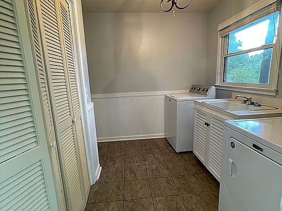Laundry room/side entry