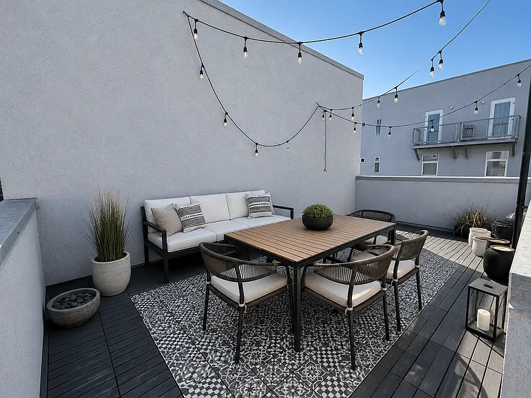Bonus Deck
Virtual staging shown.
