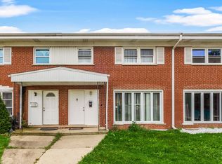 8910 Robin Dr APT D, Des Plaines, IL 60016