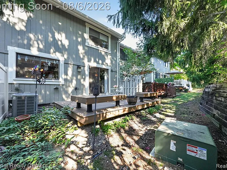878 Yorktown Ct — Photo 2