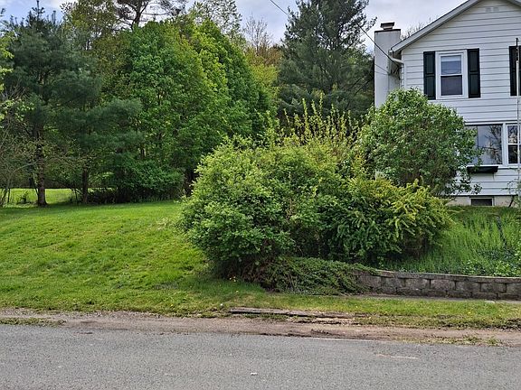 3rd image of 218 Railroad Ave