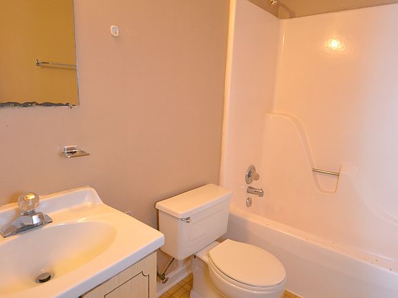Bathroom w tub/shower combination