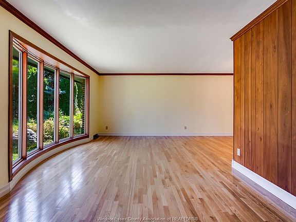 3rd image of 3066 Centennial Cres