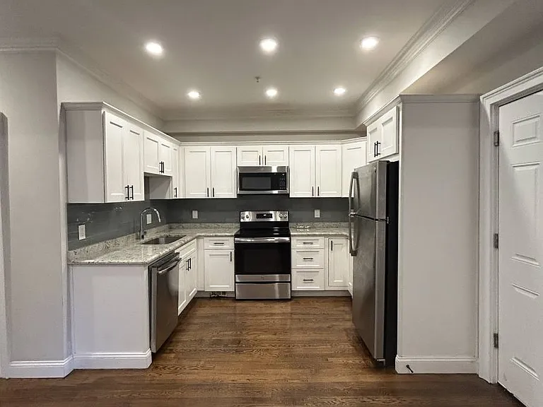 75 Morris St — Photo 2