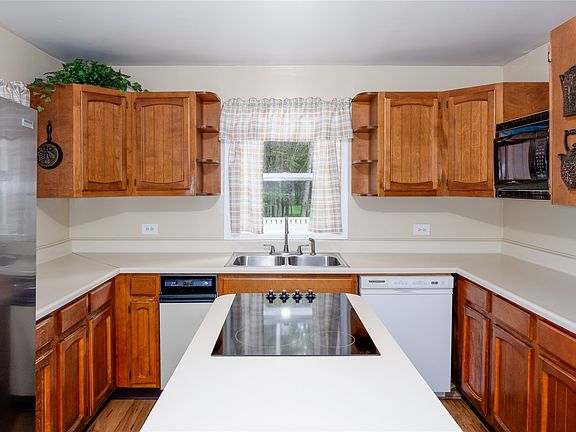 4th image of 202 Honeysuckle Ln
