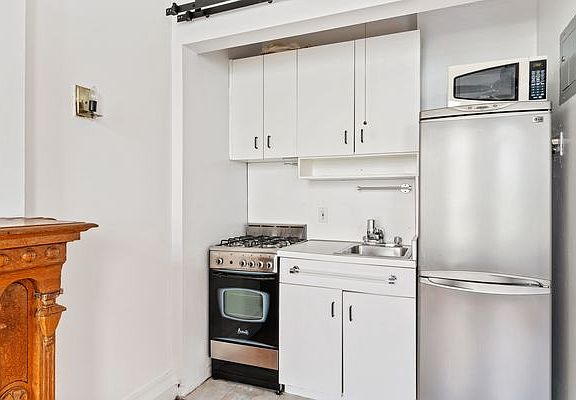3rd image of 118 E 18th St APT 3