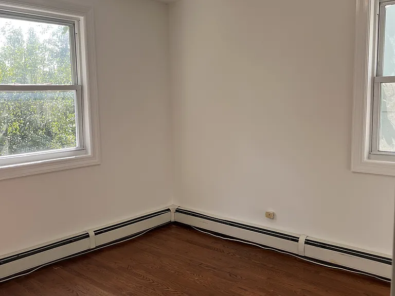 386 Lawton Ave — Photo 8