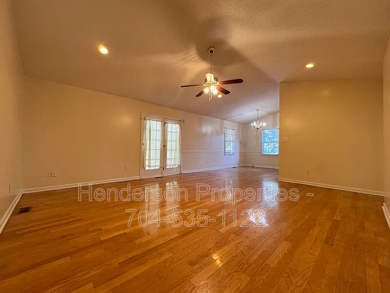3 bed, 2.0 bath, 1476 sqft, $1,650 — Photo 2