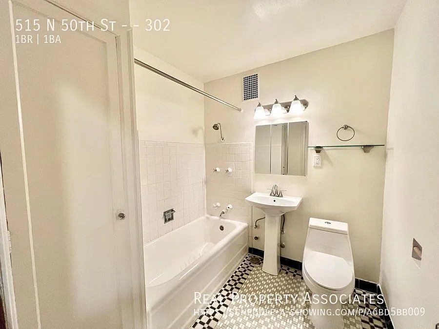 Large and Charming 1-Bedroom/1-Bathroom Right Across from Woodland Park! — Photo 3