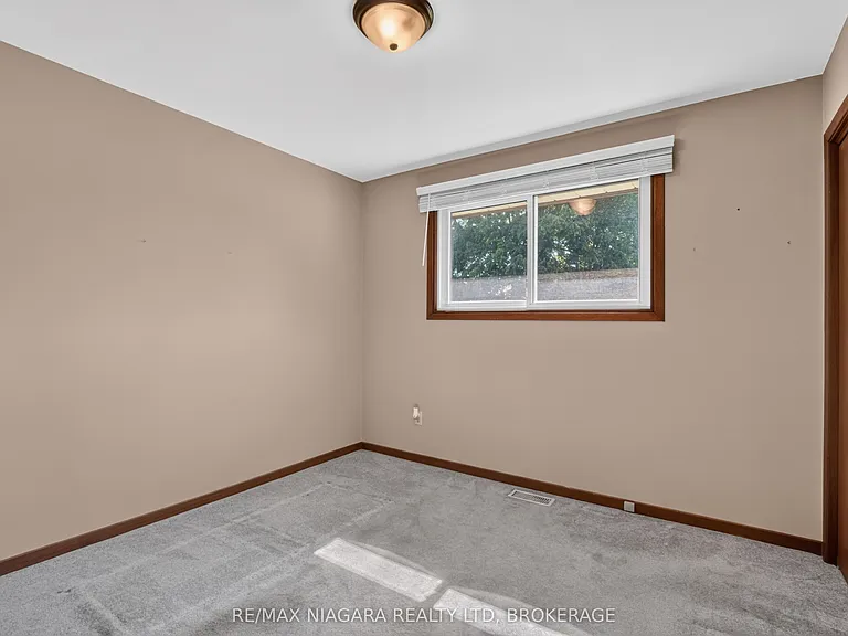 5777 Sunnylea Cres — Photo 22