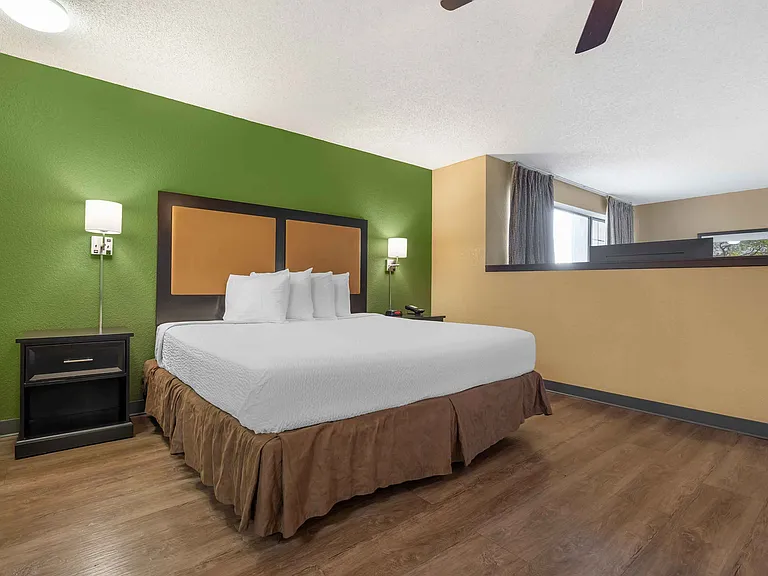 Deluxe Studio - 1 King Bed