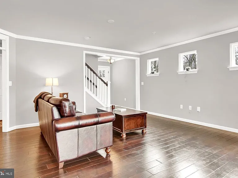 401 Landover Ct — Photo 5