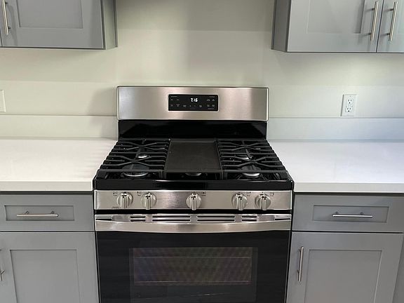 3rd image of 1640 Yosemite Dr