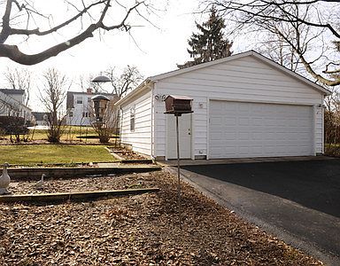 2nd image of 622 E Illinois St