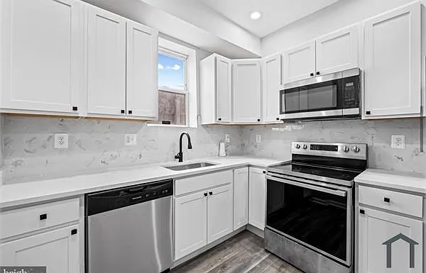 1918 E Lafayette Ave — Photo 6