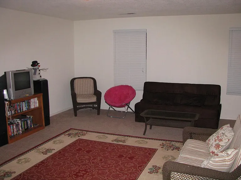 Spacious loft = living room 3