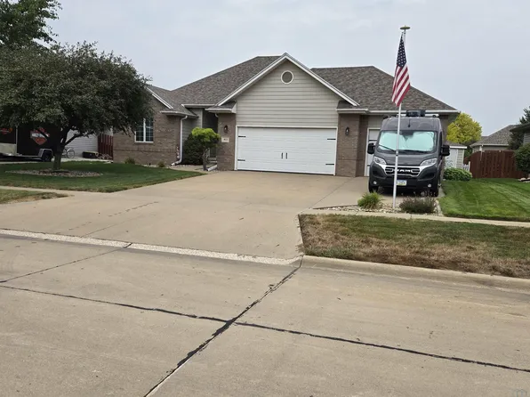 415 Brookshire Ct, Sergeant Bluff, IA 51054