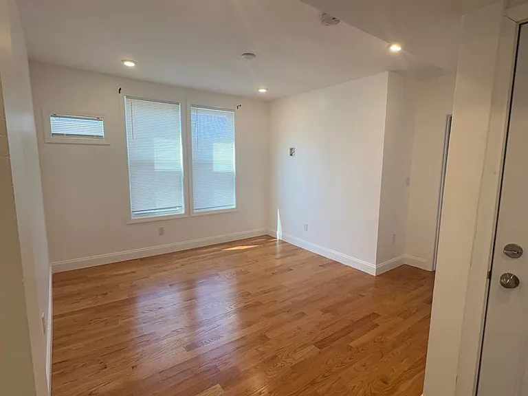 217-219 Washington St #3R — Photo 3