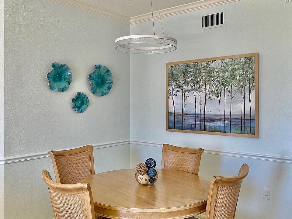 Dining area that can accommodate 6