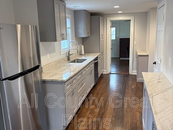 5th image of 310 E 70th Ter