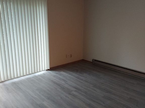 3rd image of 1701 E Reserve St APT 11