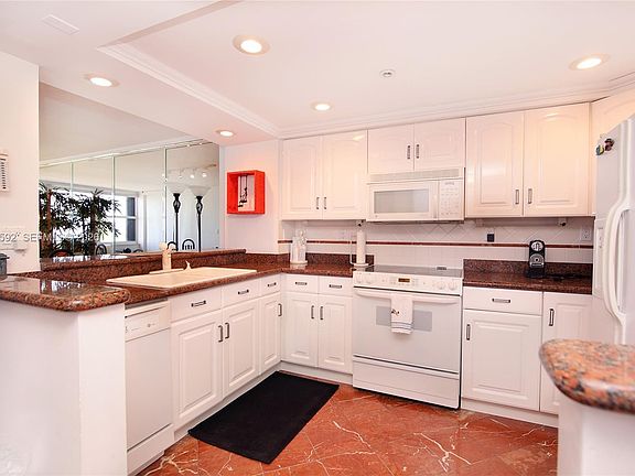 5th image of 2555 Collins Ave APT 703