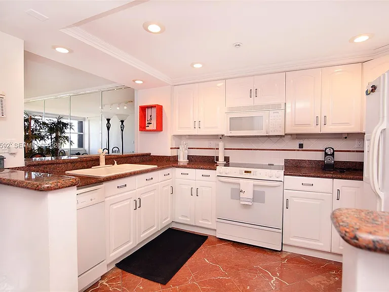 2555 Collins Ave #703 — Photo 5