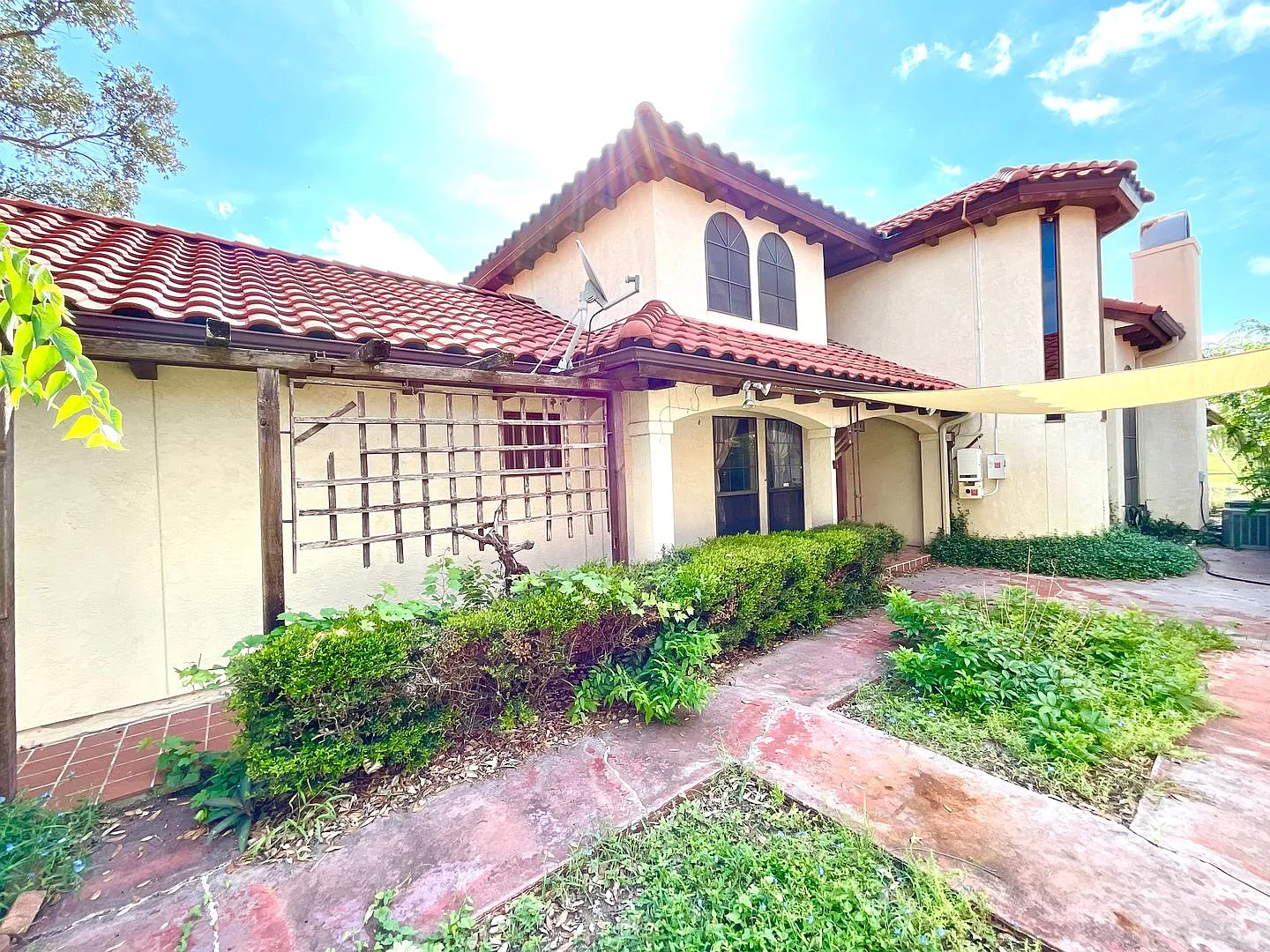 *Move In Special* 2 Bedroom Garden Style Villa Home In A Prime Location Near Shopping & Dining! — Photo 2